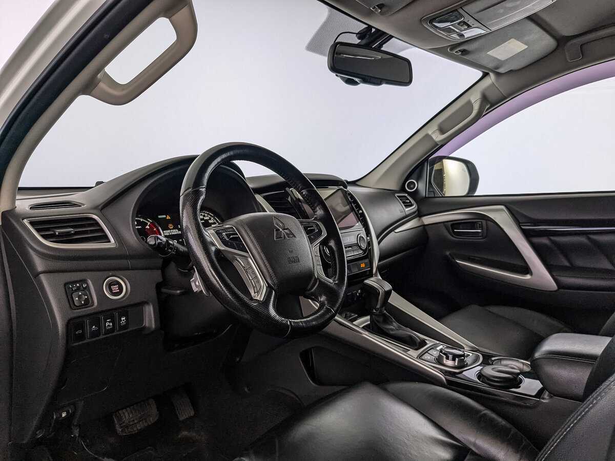 Mitsubishi Pajero Sport с пробегом — 2017 год. Фото: #12