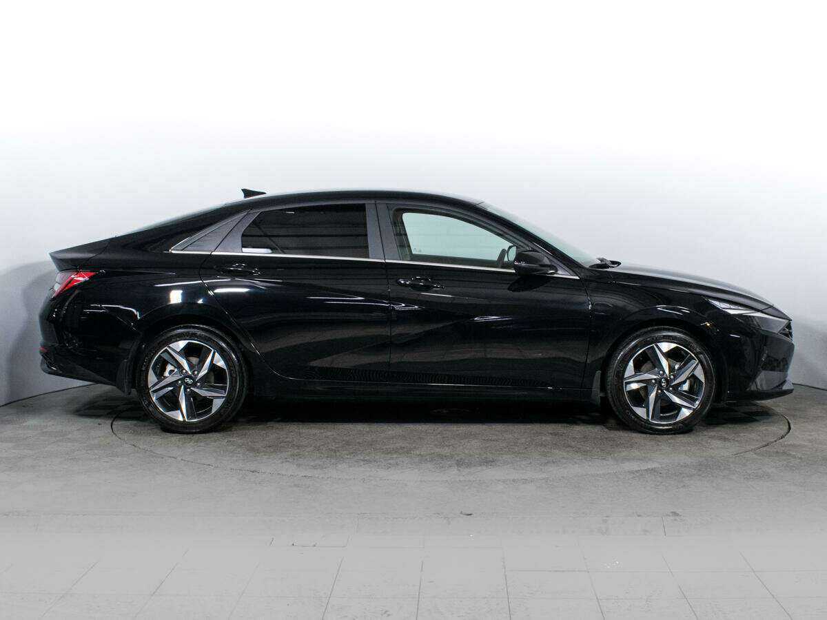 Hyundai Elantra с пробегом — 2023 год. Фото: #3