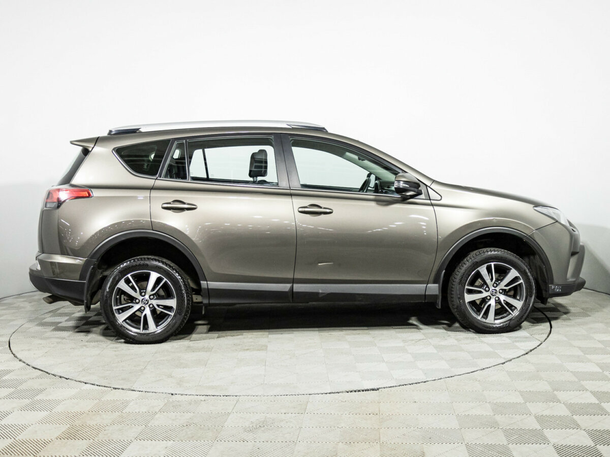 Toyota RAV4 с пробегом — 2017 год. Фото: #3