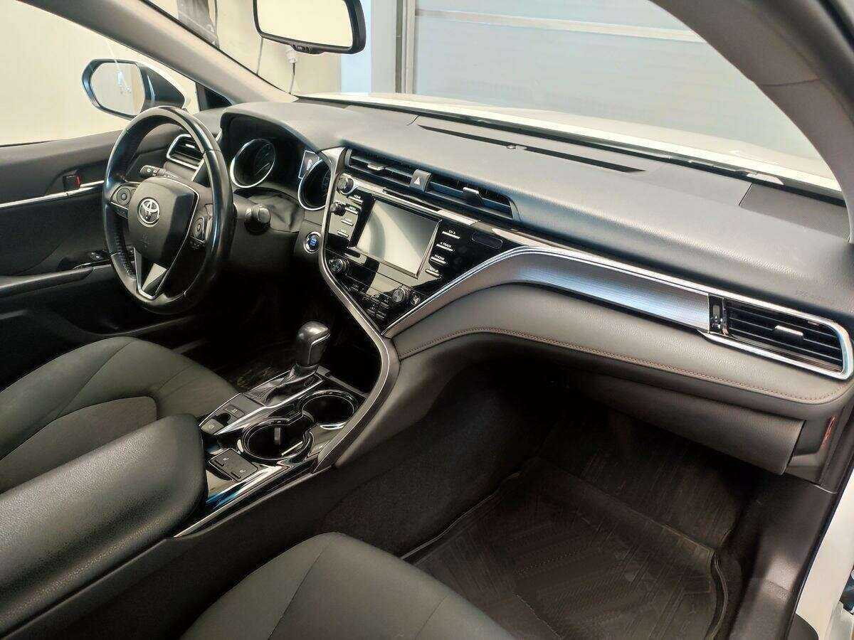 Toyota Camry с пробегом — 2018 год. Фото: #6