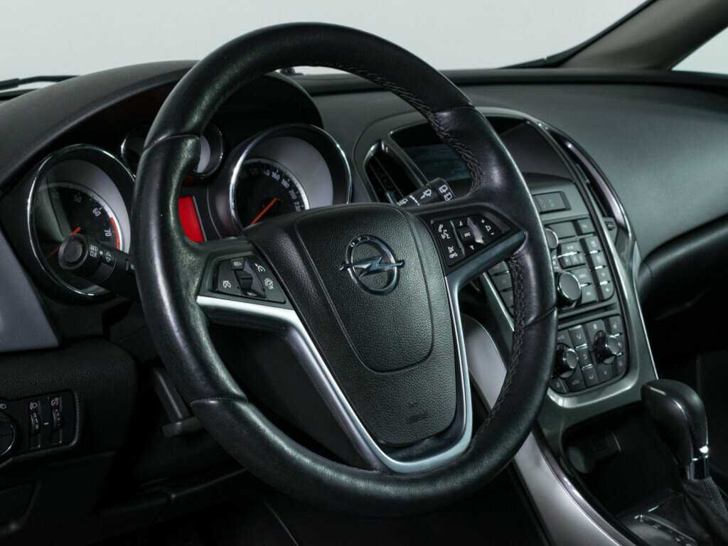 Opel Astra с пробегом — 2013 год. Фото: #11