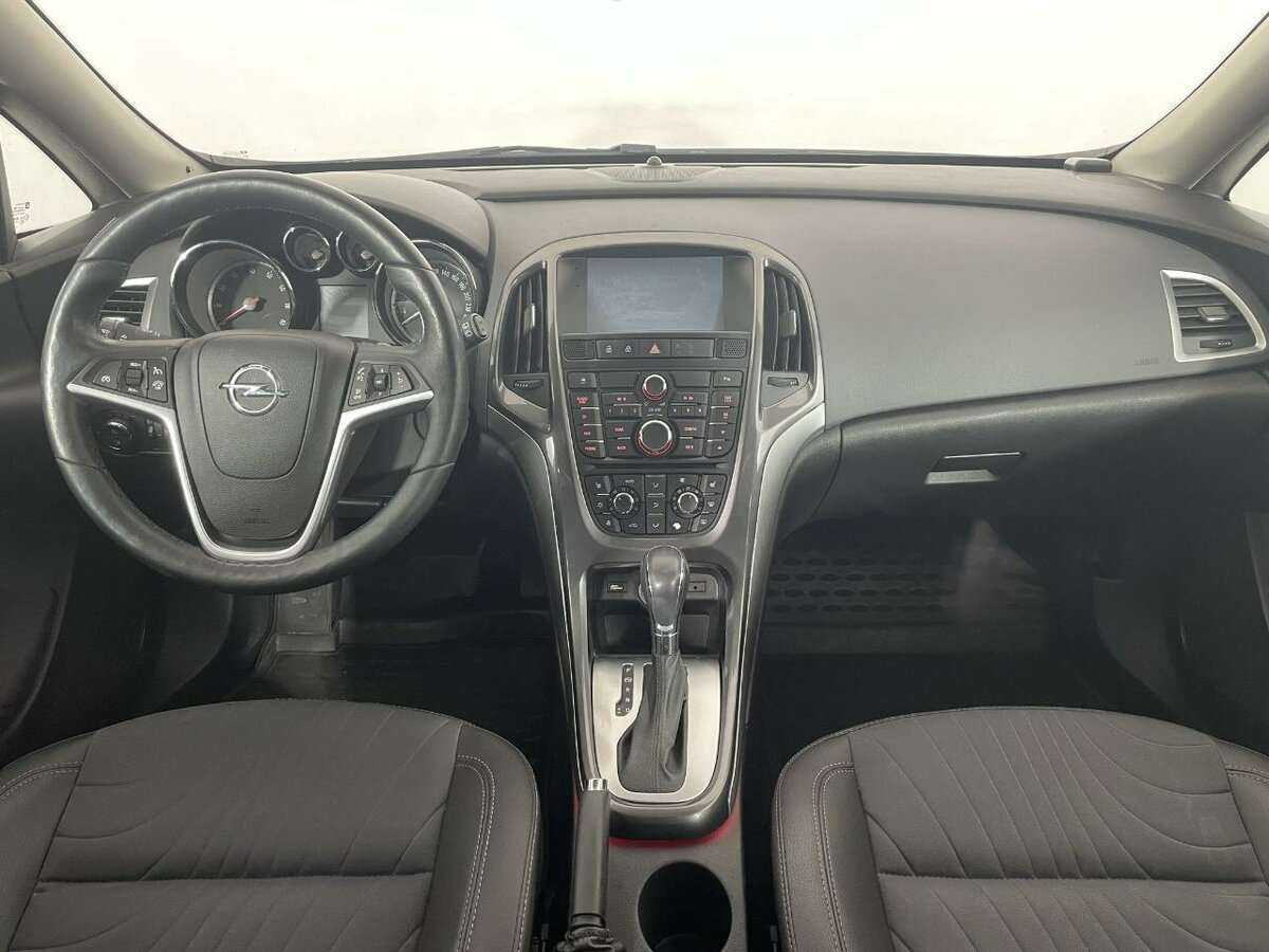 Opel Astra с пробегом — 2013 год. Фото: #6