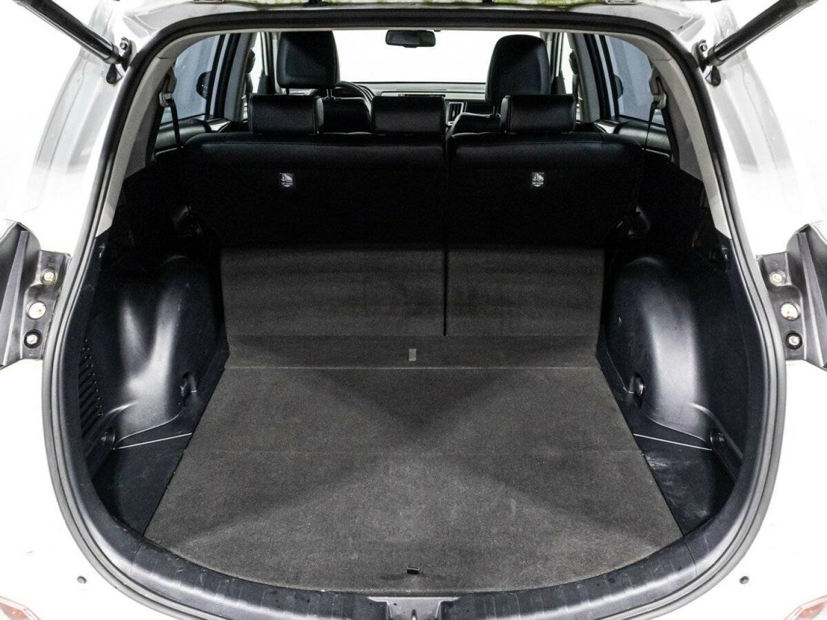 Toyota RAV4 с пробегом — 2018 год. Фото: #11