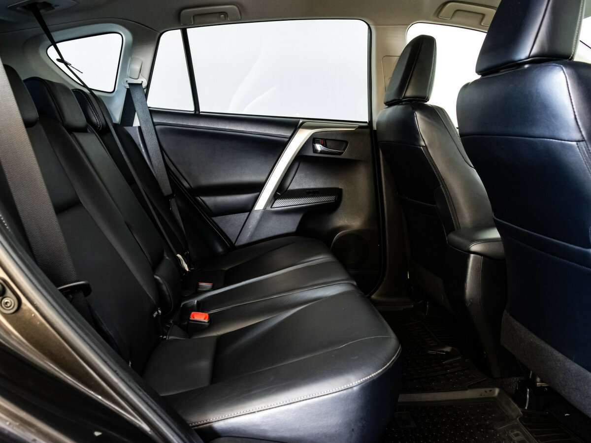 Toyota RAV4 с пробегом — 2015 год. Фото: #13
