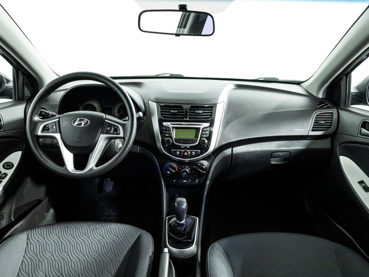 Hyundai Solaris с пробегом — 2012 год. Фото: #12