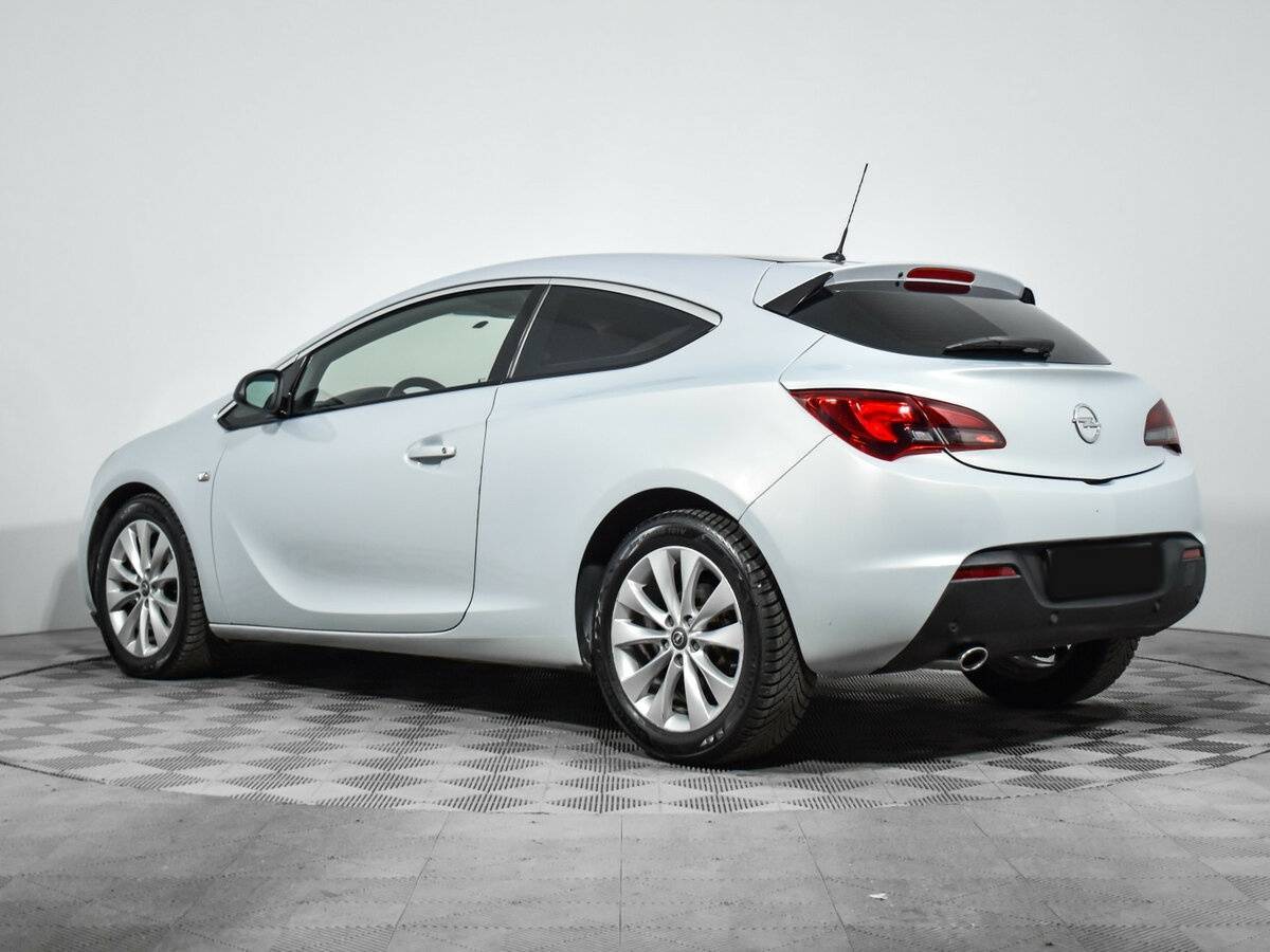 Opel Astra с пробегом — 2012 год. Фото: #6