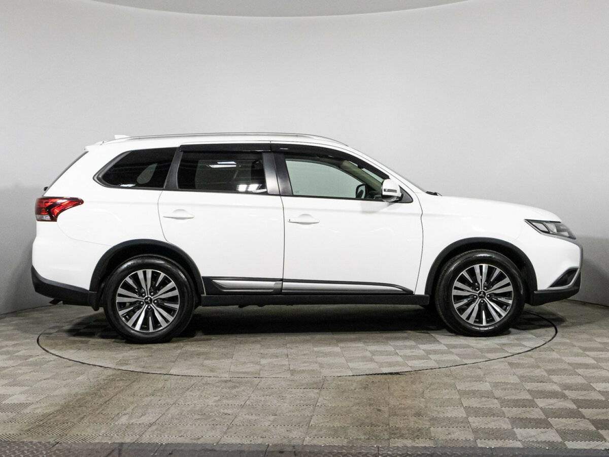 Mitsubishi Outlander с пробегом — 2018 год. Фото: #3