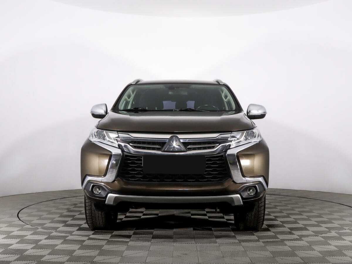 Mitsubishi Pajero Sport с пробегом — 2017 год. Фото: #1