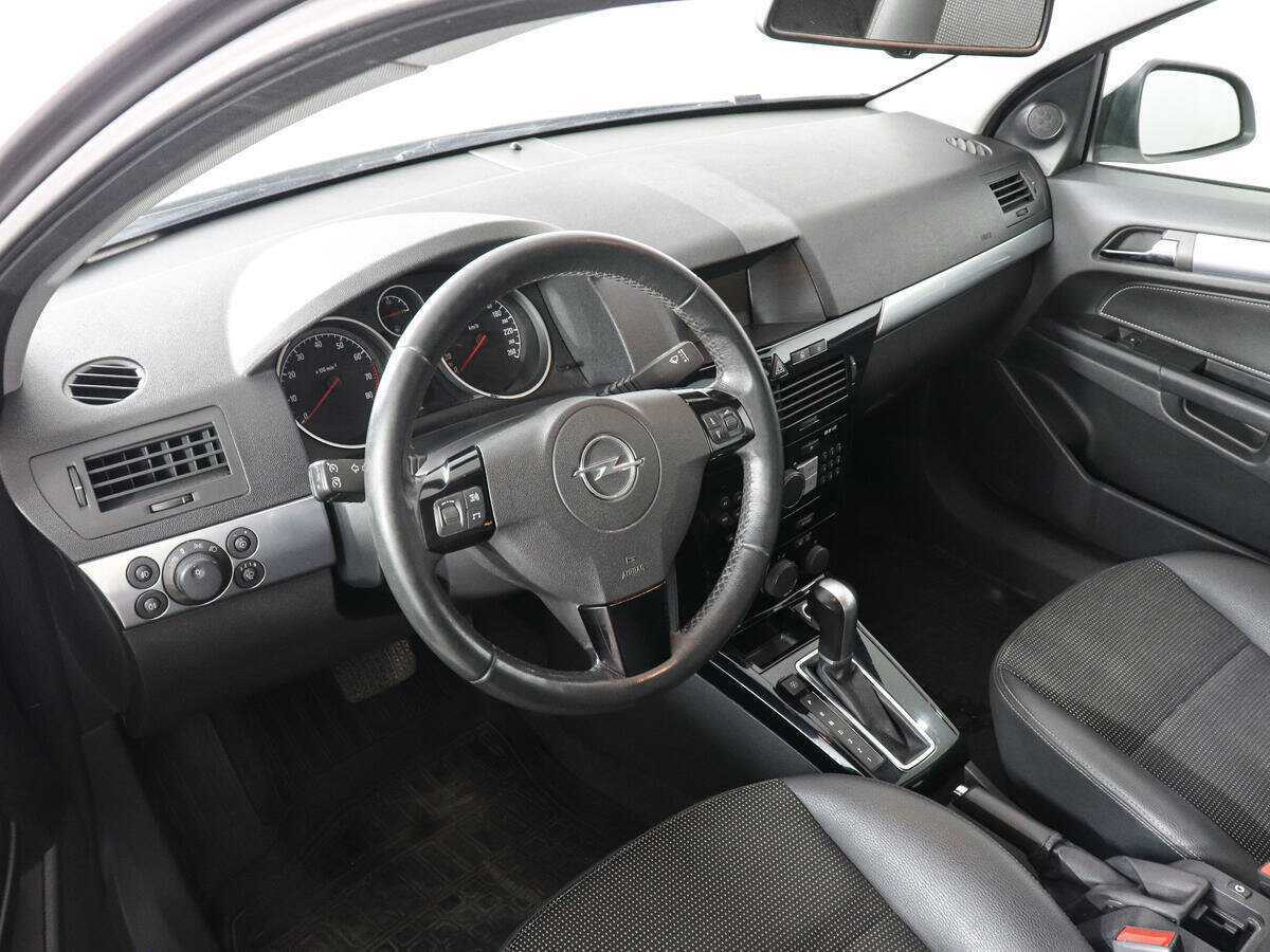 Opel Astra с пробегом — 2012 год. Фото: #4