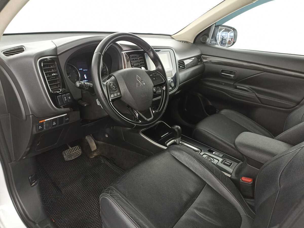 Mitsubishi Outlander с пробегом — 2017 год. Фото: #13