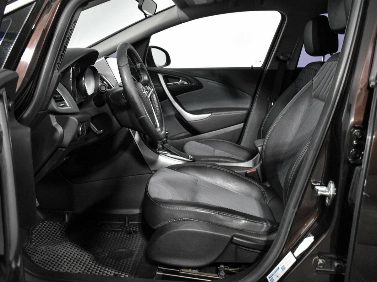 Opel Astra с пробегом — 2013 год. Фото: #7