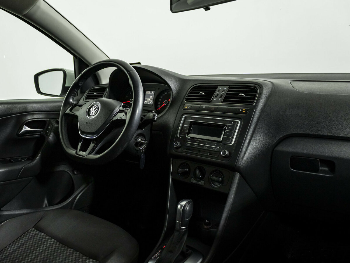 Volkswagen Polo с пробегом — 2016 год. Фото: #7