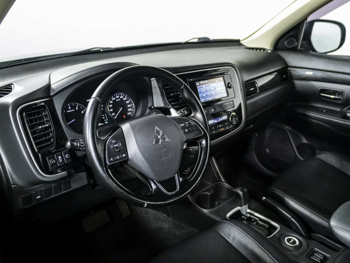 Mitsubishi Outlander с пробегом — 2015 год. Фото: #8