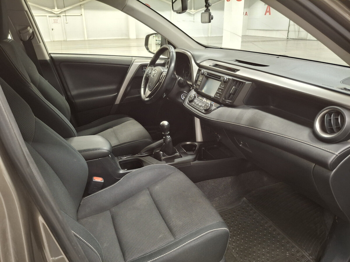 Toyota RAV4 с пробегом — 2015 год. Фото: #9
