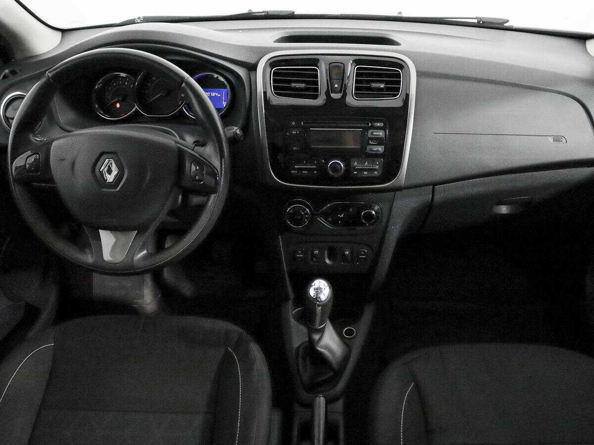 Renault Sandero с пробегом — 2015 год. Фото: #9