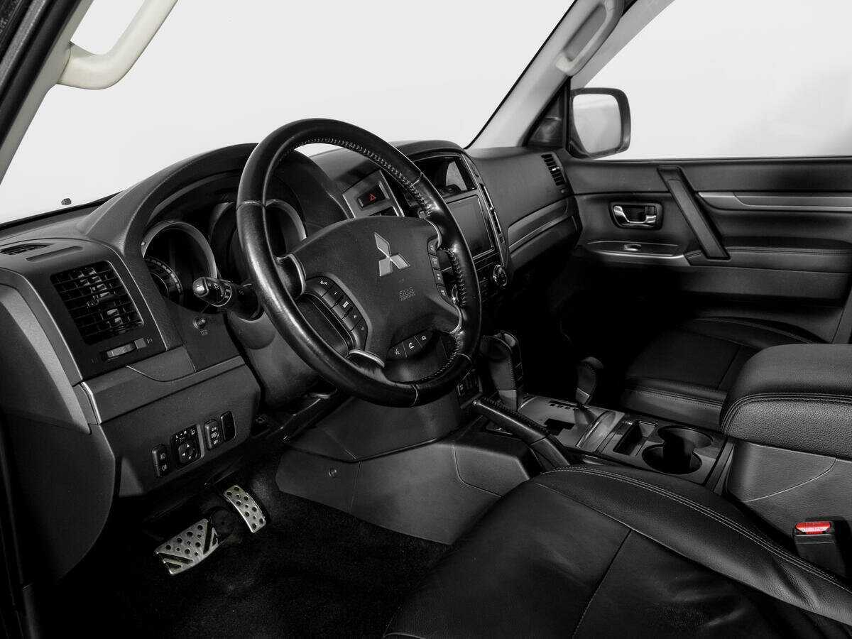 Mitsubishi Pajero с пробегом — 2017 год. Фото: #14