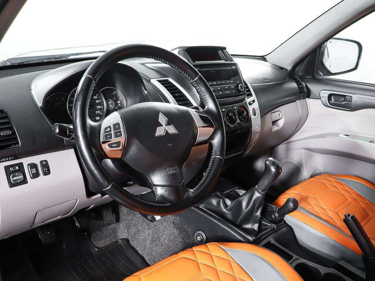 Mitsubishi Pajero Sport с пробегом — 2014 год. Фото: #14