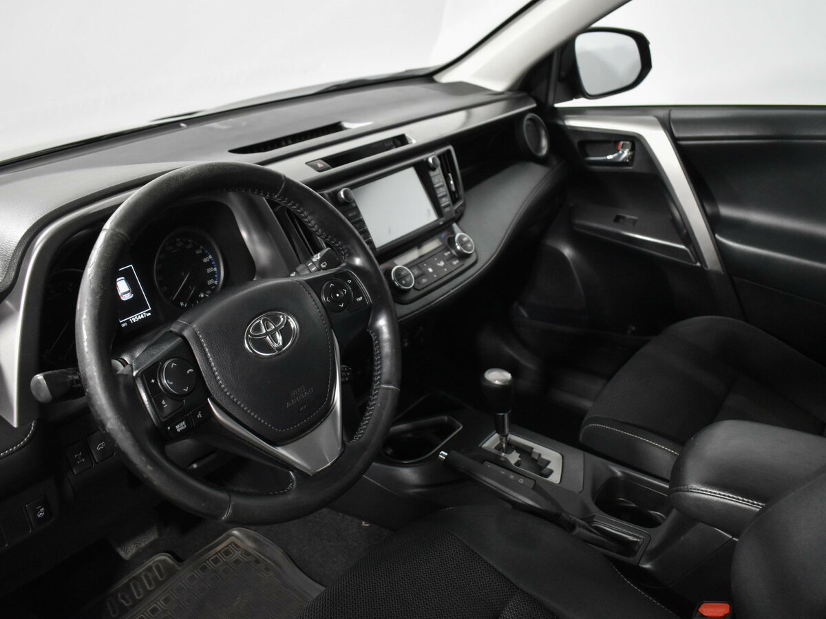 Toyota RAV4 с пробегом — 2018 год. Фото: #6