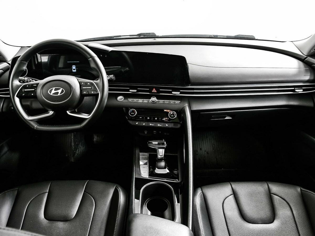 Hyundai Elantra с пробегом — 2023 год. Фото: #10