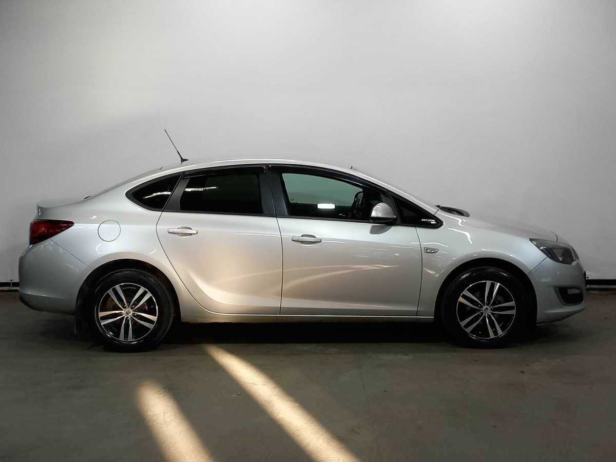 Opel Astra с пробегом — 2012 год. Фото: #3