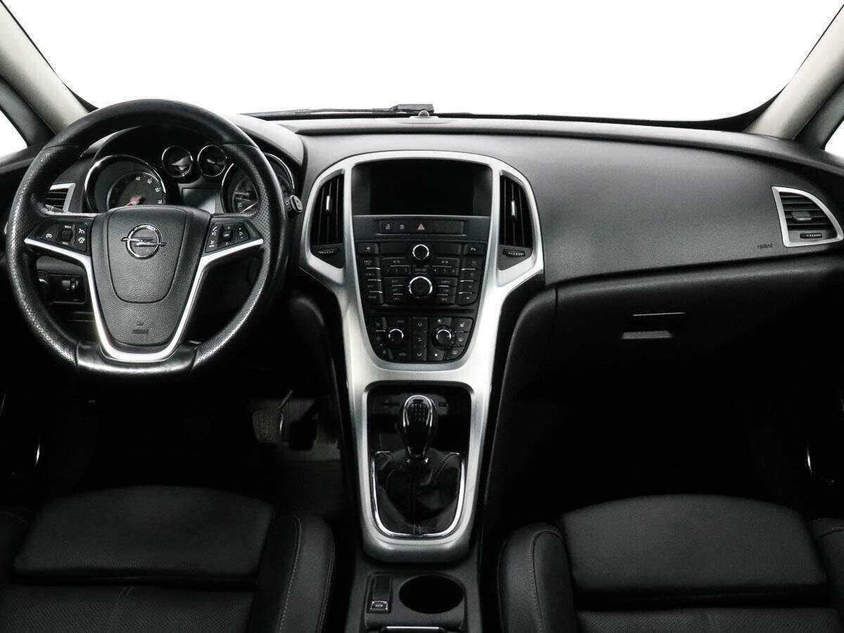 Opel Astra с пробегом — 2012 год. Фото: #12