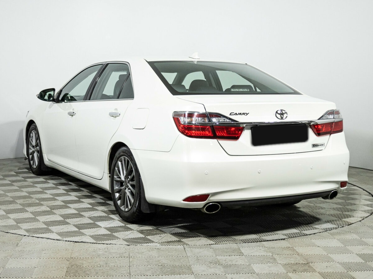 Toyota Camry с пробегом — 2017 год. Фото: #6