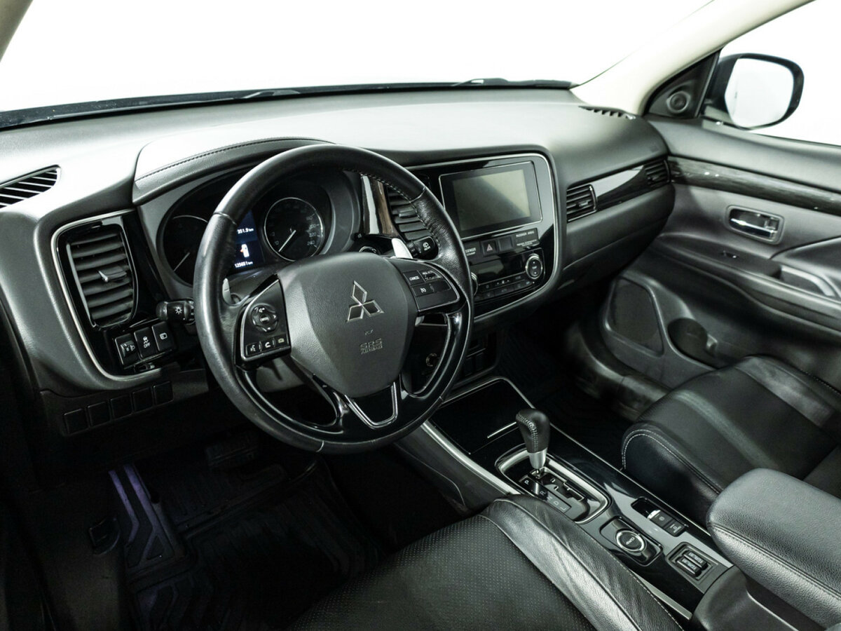 Mitsubishi Outlander с пробегом — 2017 год. Фото: #10