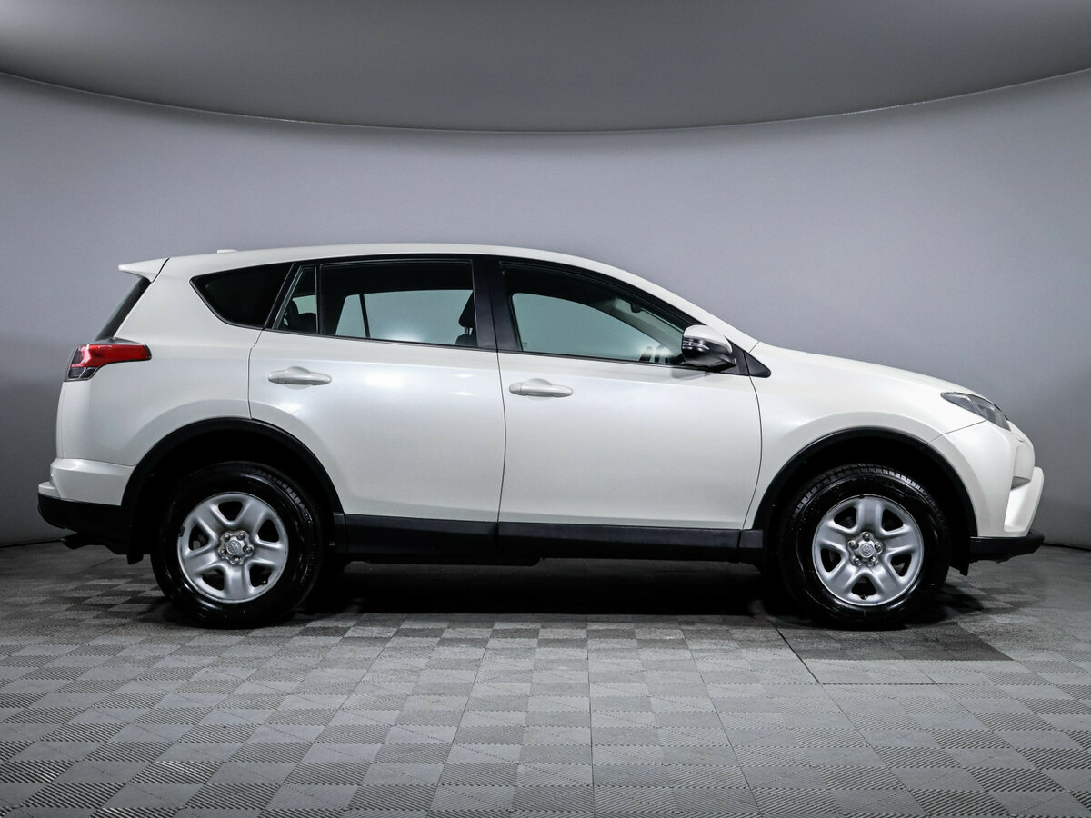 Toyota RAV4 с пробегом — 2017 год. Фото: #3