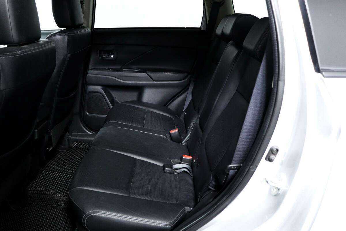 Mitsubishi Outlander с пробегом — 2015 год. Фото: #11