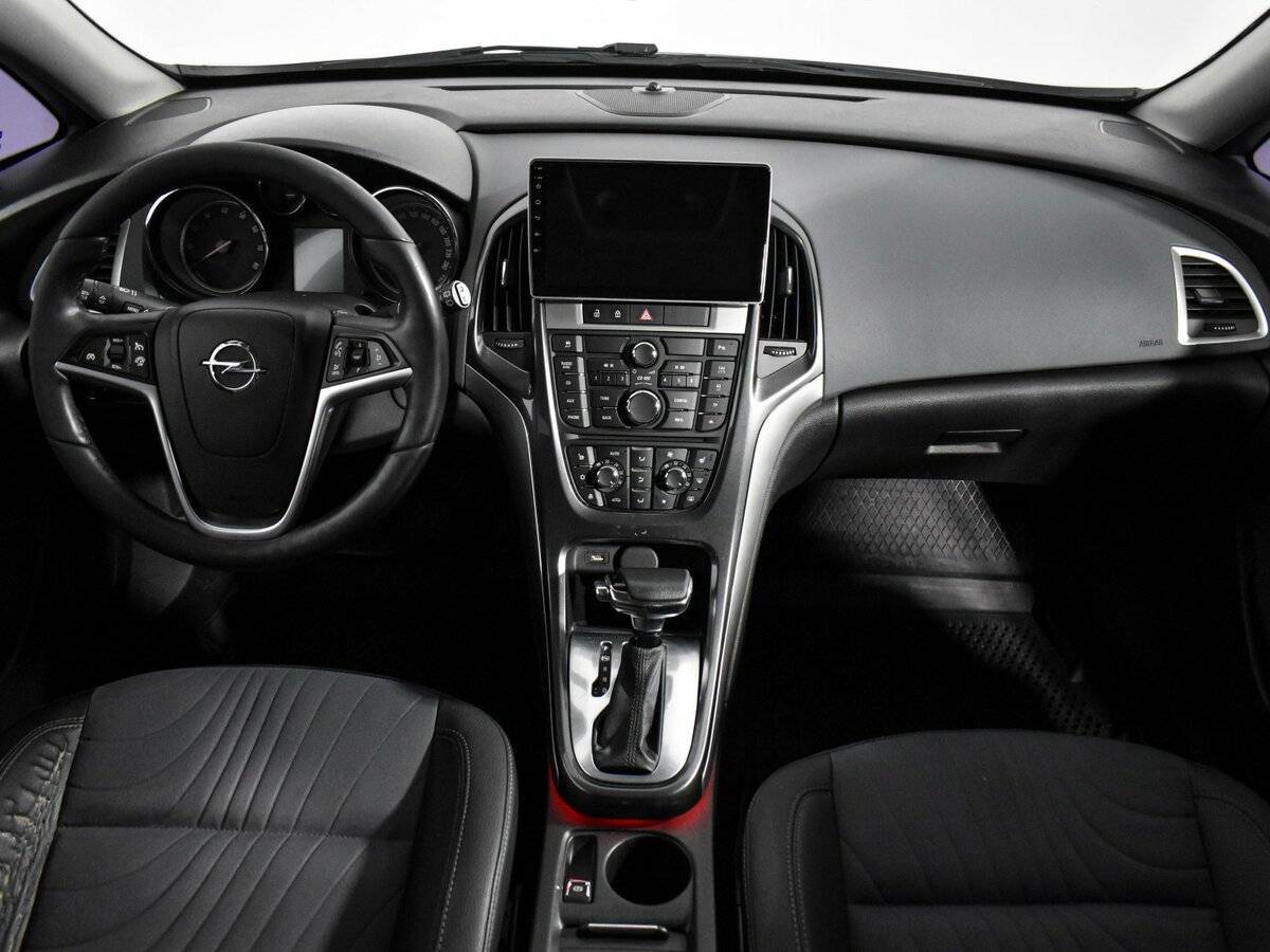 Opel Astra с пробегом — 2013 год. Фото: #10
