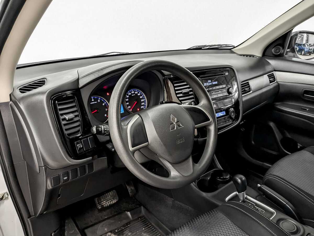 Mitsubishi Outlander с пробегом — 2015 год. Фото: #15