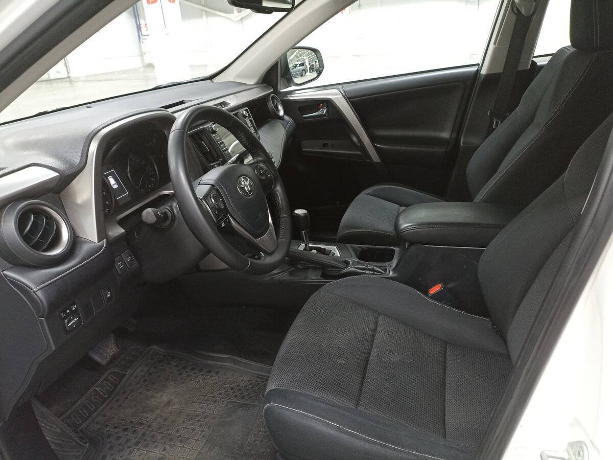Toyota RAV4 с пробегом — 2017 год. Фото: #15