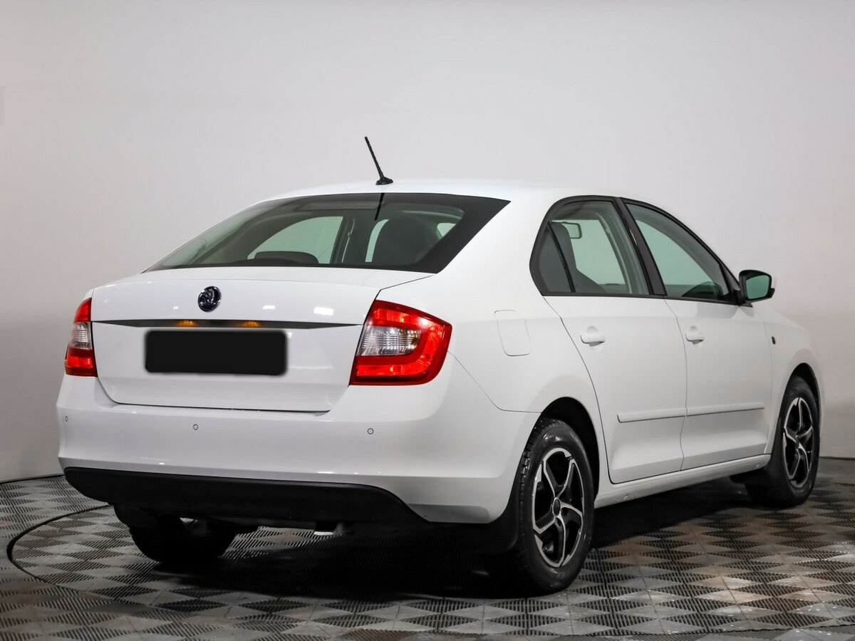 Skoda Rapid с пробегом — 2015 год. Фото: #3