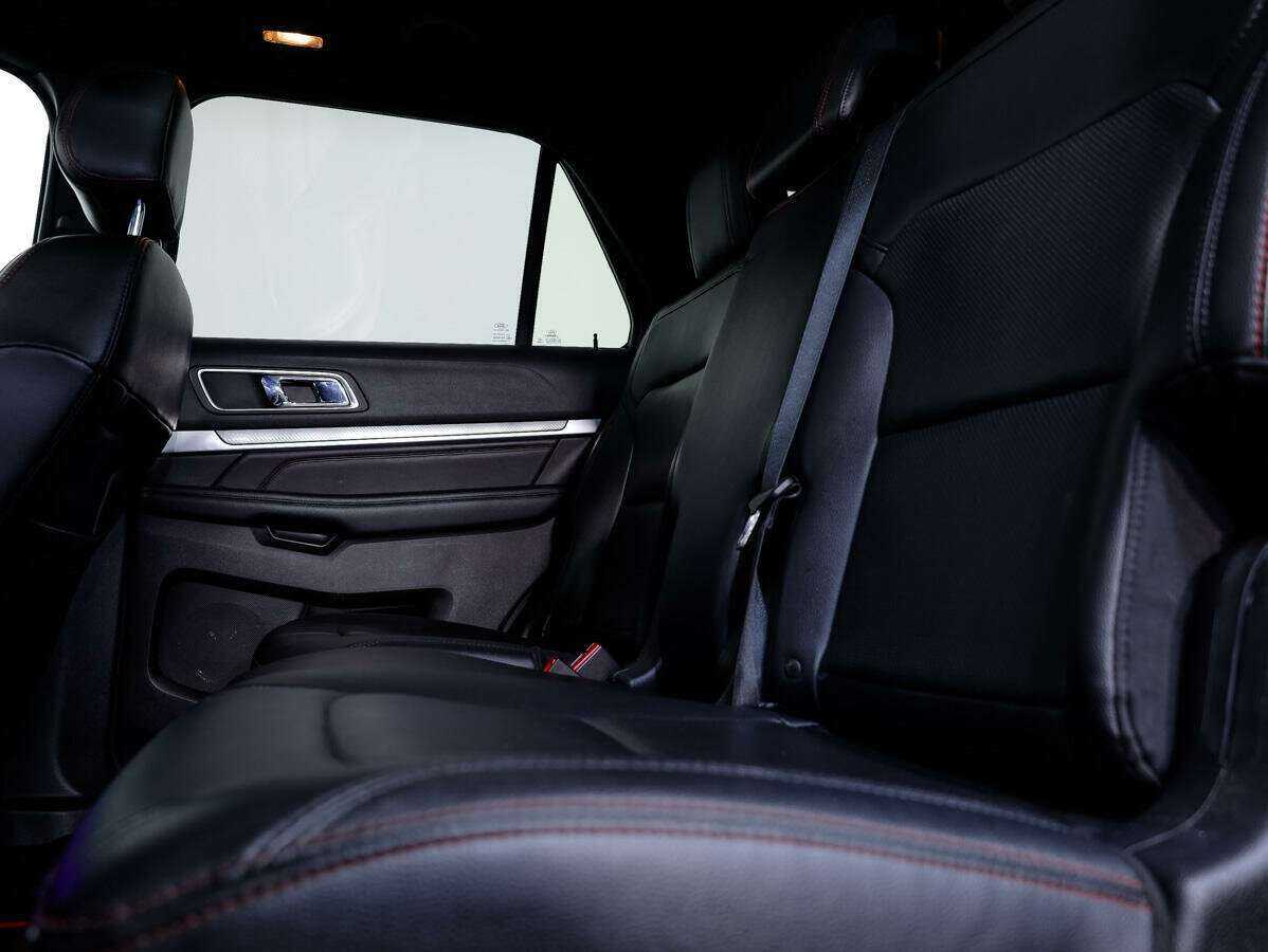 Ford Explorer с пробегом — 2015 год. Фото: #12