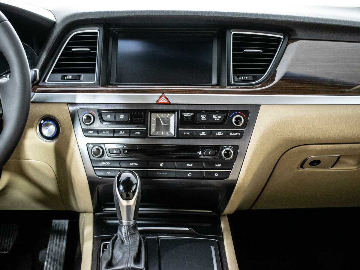 Hyundai Genesis с пробегом — 2015 год. Фото: #13