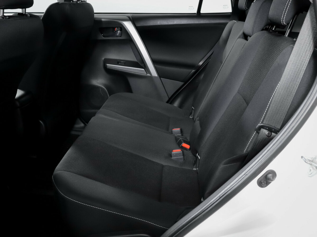 Toyota RAV4 с пробегом — 2017 год. Фото: #9