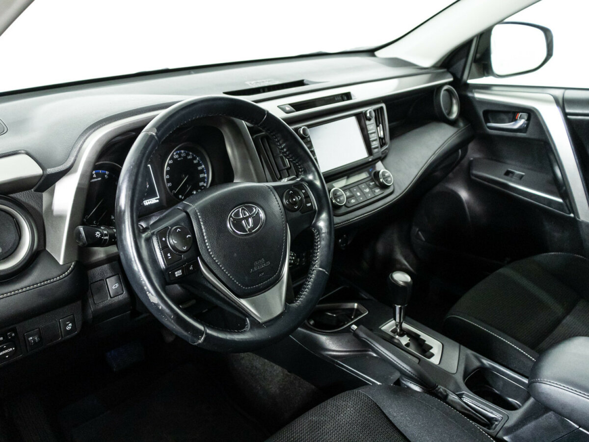 Toyota RAV4 с пробегом — 2017 год. Фото: #10