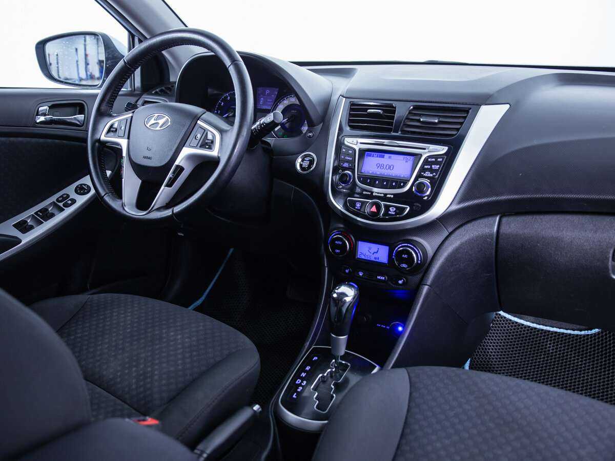 Hyundai Solaris с пробегом — 2012 год. Фото: #12