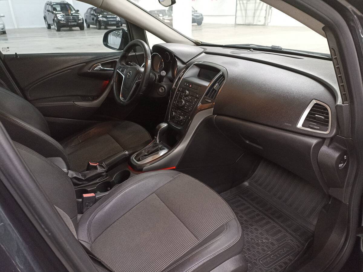 Opel Astra с пробегом — 2012 год. Фото: #10