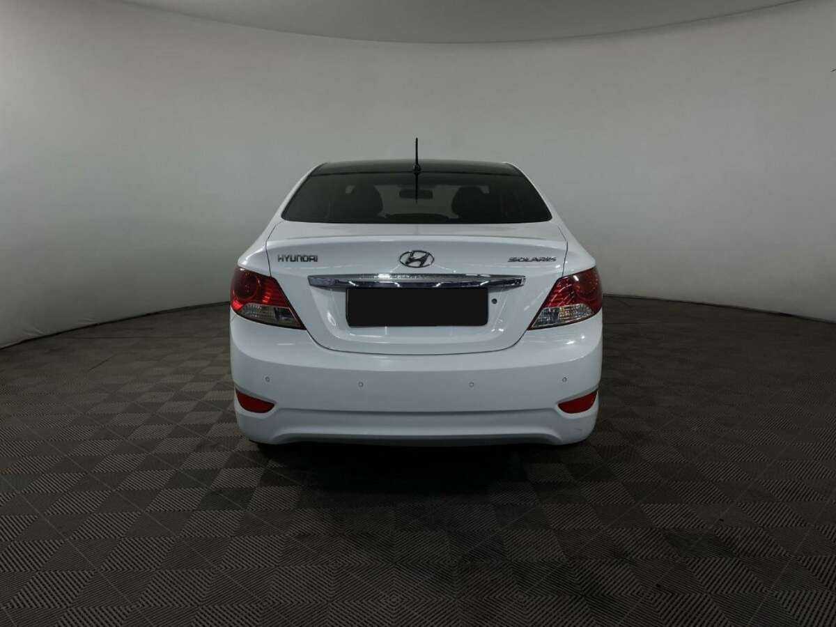 Hyundai Solaris с пробегом — 2012 год. Фото: #2
