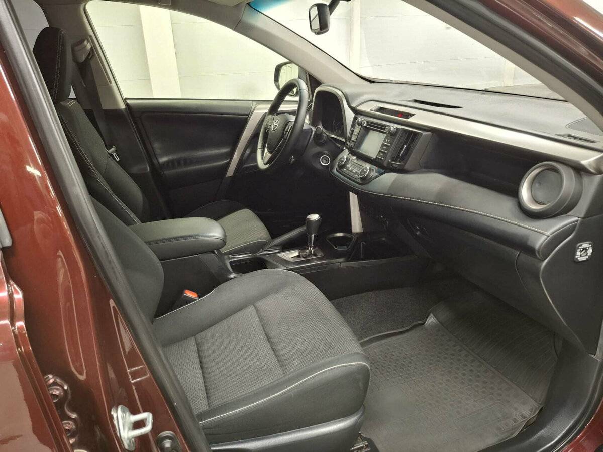 Toyota RAV4 с пробегом — 2016 год. Фото: #9