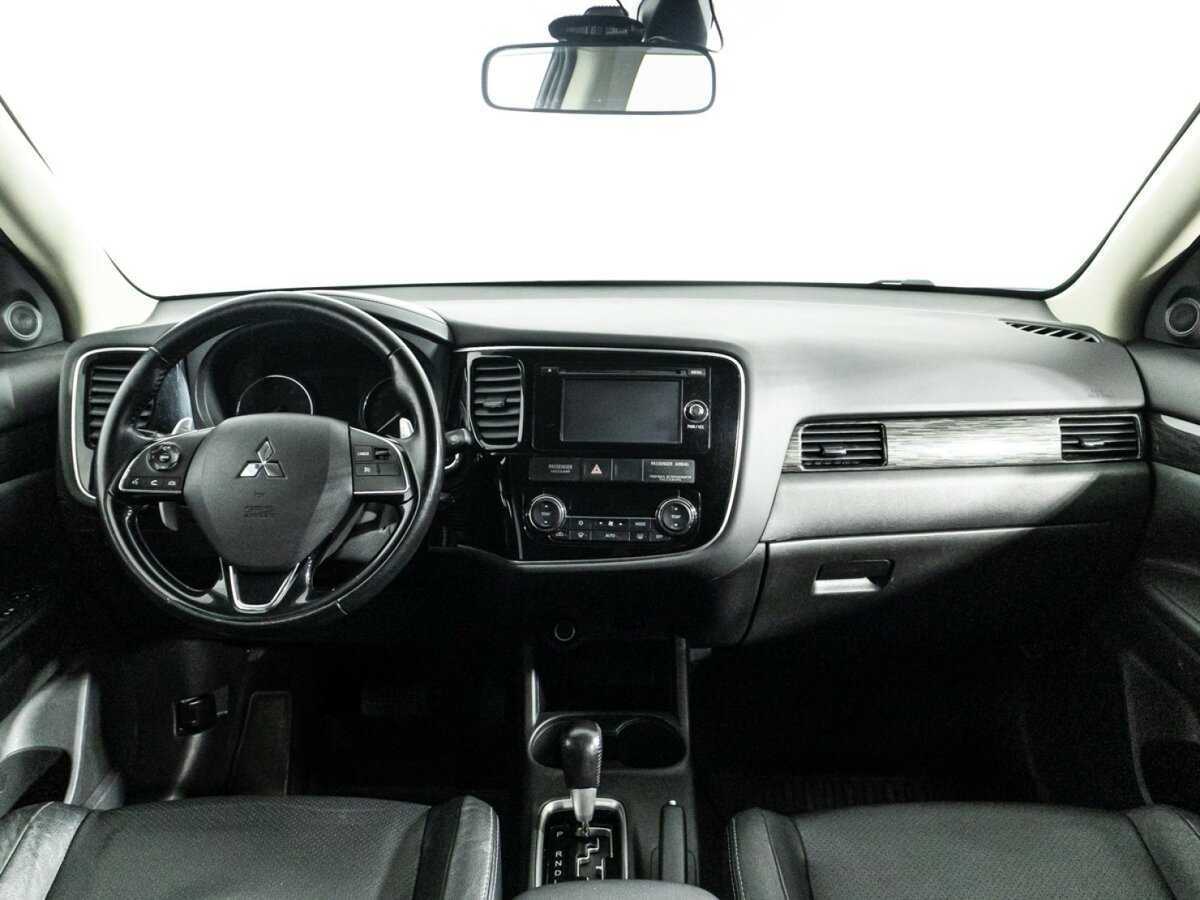 Mitsubishi Outlander с пробегом — 2015 год. Фото: #12
