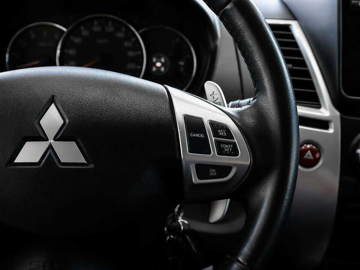 Mitsubishi Pajero Sport с пробегом — 2015 год. Фото: #13