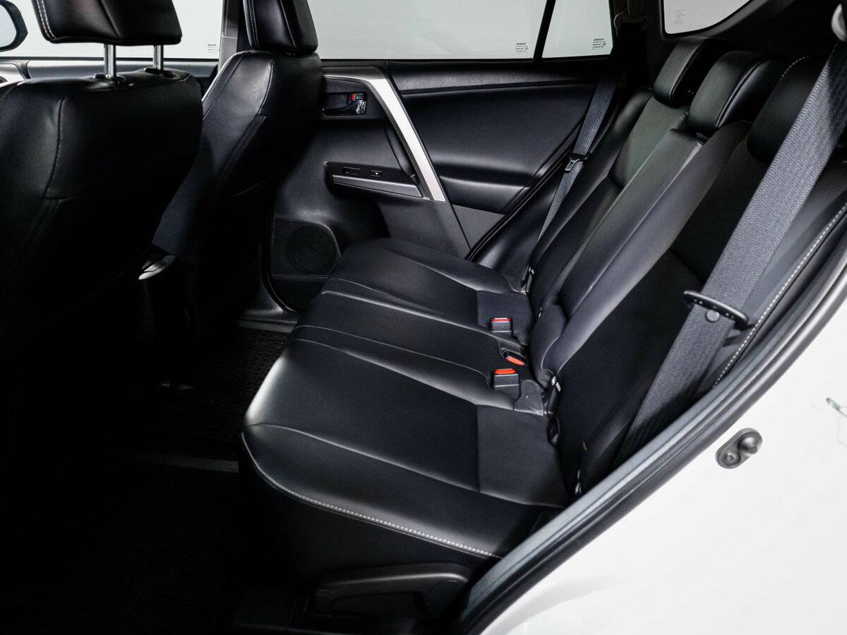 Toyota RAV4 с пробегом — 2018 год. Фото: #8