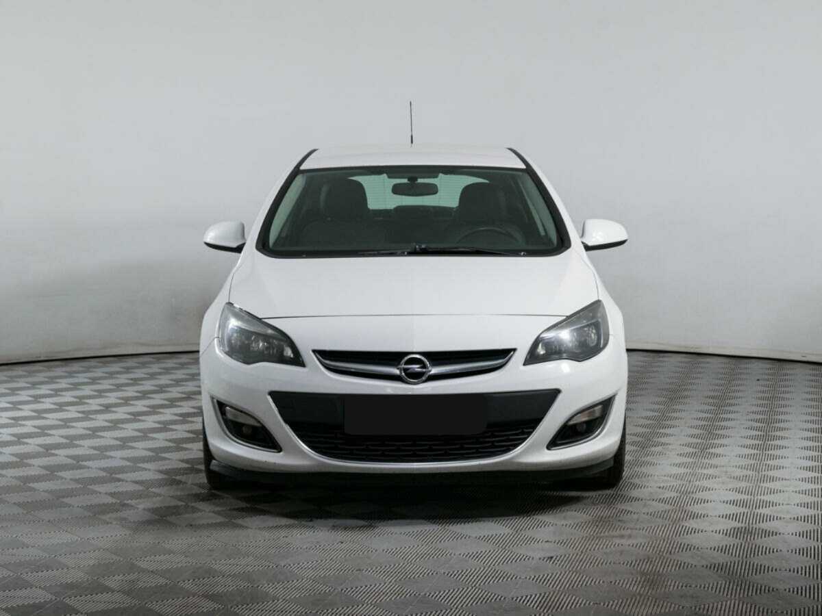 Opel Astra с пробегом — 2013 год. Фото: #1