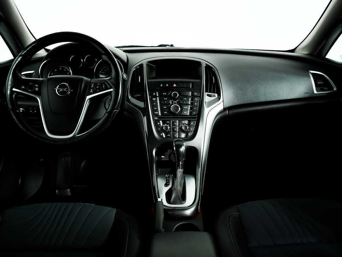 Opel Astra с пробегом — 2013 год. Фото: #10