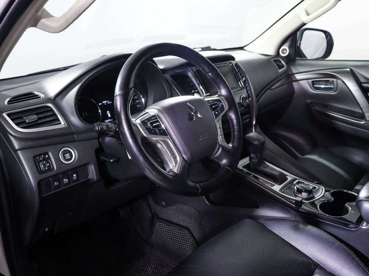 Mitsubishi Pajero Sport с пробегом — 2018 год. Фото: #11