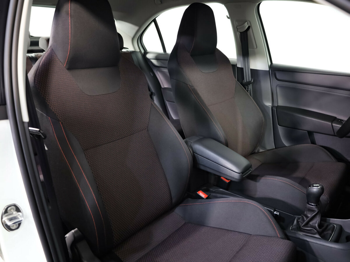 Skoda Rapid с пробегом — 2015 год. Фото: #12