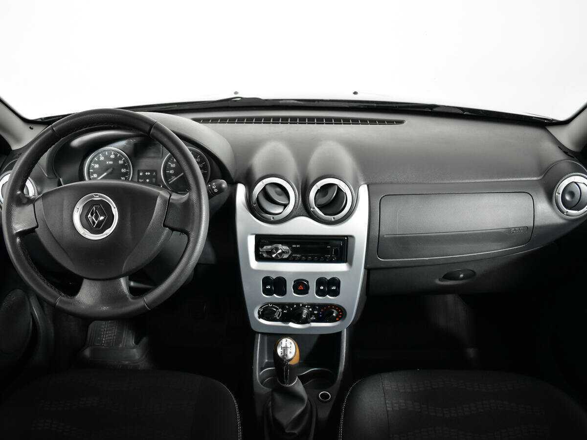 Renault Sandero с пробегом — 2012 год. Фото: #11