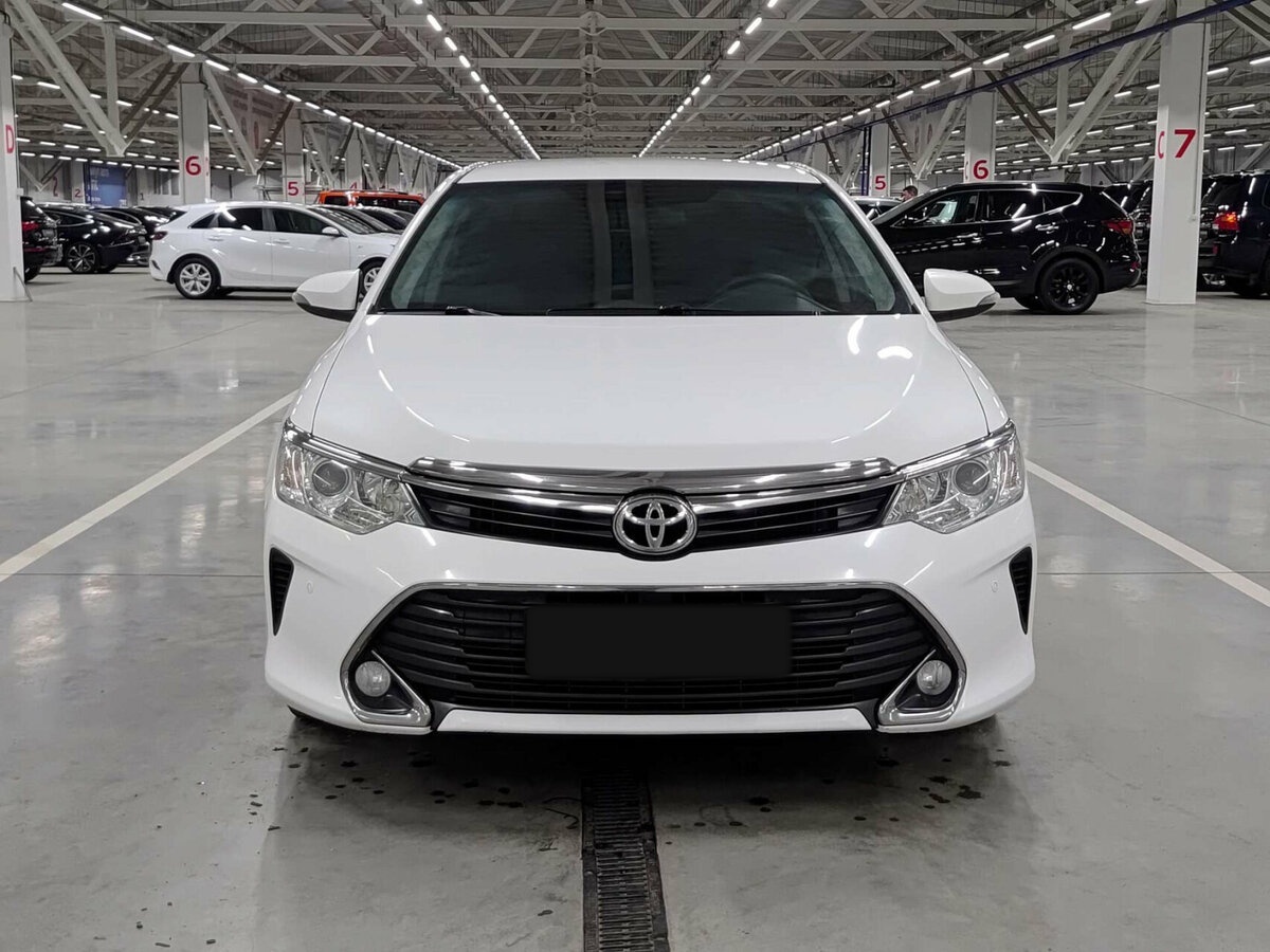 Toyota Camry с пробегом — 2017 год. Фото: #1